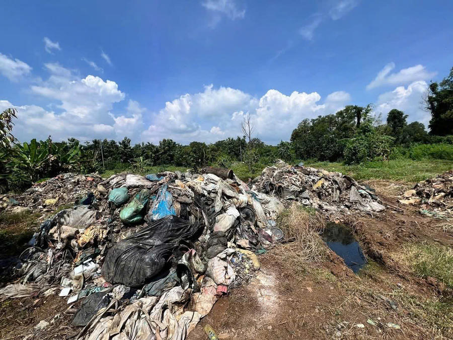 Khu rác thải đổ trái phép.