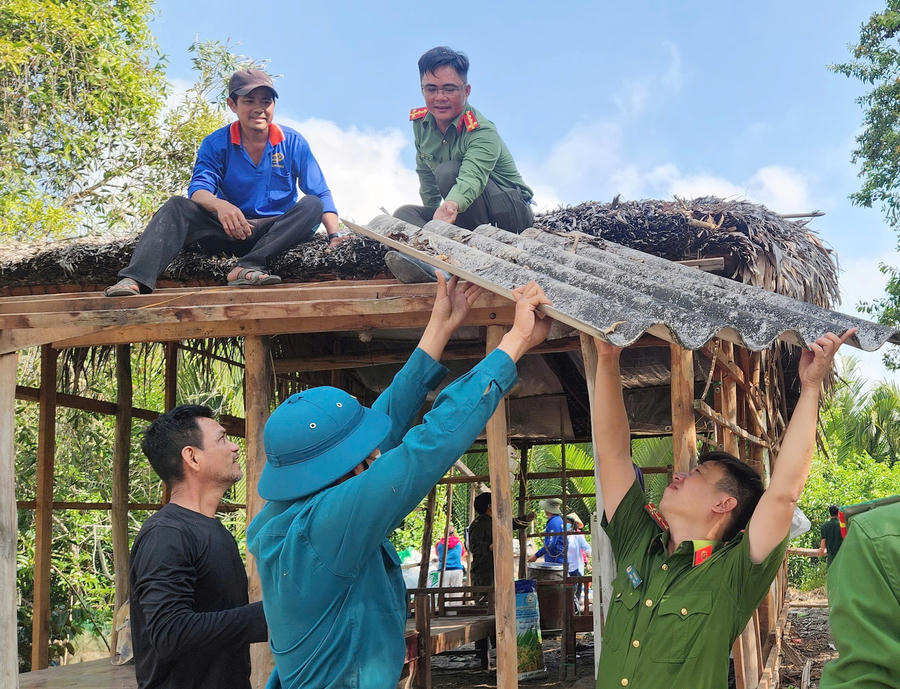 Công an xã Phước Long phối hợp các lực lượng hỗ trợ tháo dỡ nhà cũ, xây dựng nhà tình nghĩa cho người dân trên địa bàn.