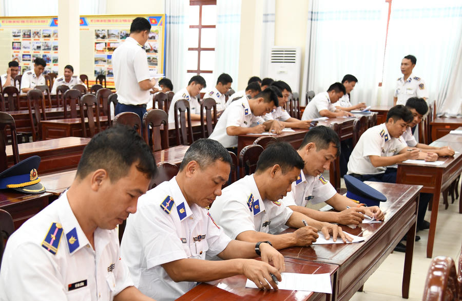 Các thí sinh tại buổi kiểm tra.