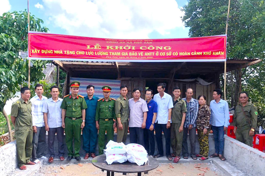 Công an xã Phú Tân tổ chức lễ khởi công xây dựng nhà tình nghĩa tặng ông Phạm Trọng Nguyễn, lực lượng tham gia bảo vệ an ninh trật tự cơ sở.