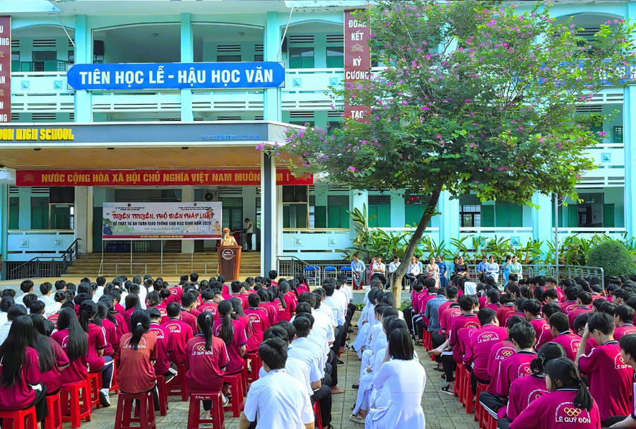 Việc đưa pháp luật giao thông vào trường học là giải pháp quan trọng nhằm hình thành thói quen, ý thức chấp hành luật từ sớm cho học sinh.