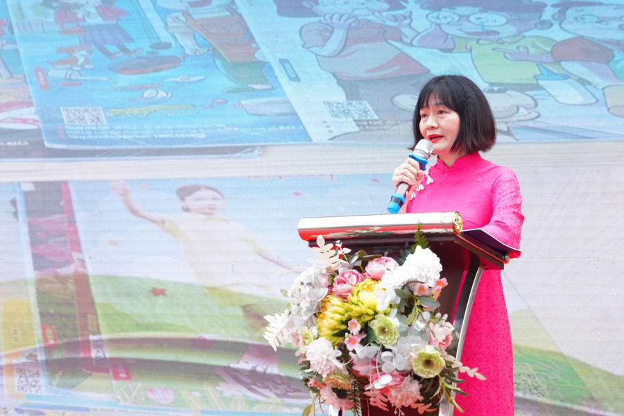 Cô giáo Nguyễn Lệ Hằng - Hiệu trưởng&nbsp; Hiệu trưởng trường Tiểu học Thanh Xuân Nam phát biểu.