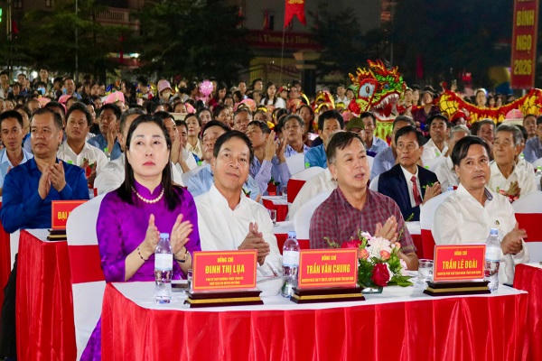 Bà&nbsp;Đinh Thị Lụa, Phó Bí thư Thường trực Tỉnh uỷ, Chủ tịch Ủy ban MTTQ Việt Nam tỉnh và các đại biểu dự khai mạc Lễ hội.