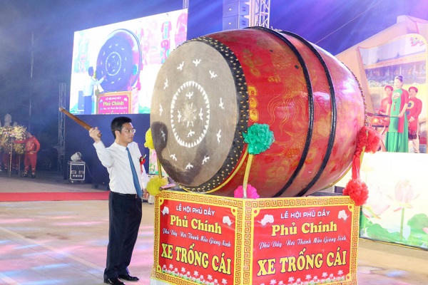 Ông&nbsp;Trần Anh Dũng, Uỷ viên Ban Thường vụ Tỉnh uỷ, Phó Chủ tịch UBND tỉnh đánh trống khai mạc Lễ hội.