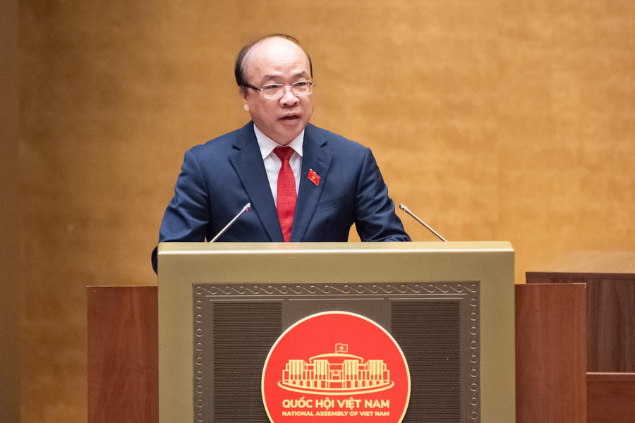 Chủ nhiệm Ủy ban Pháp luật và Tư pháp Phan Chí Hiếu trình bày Báo cáo thẩm tra. Ảnh: Phạm Thắng