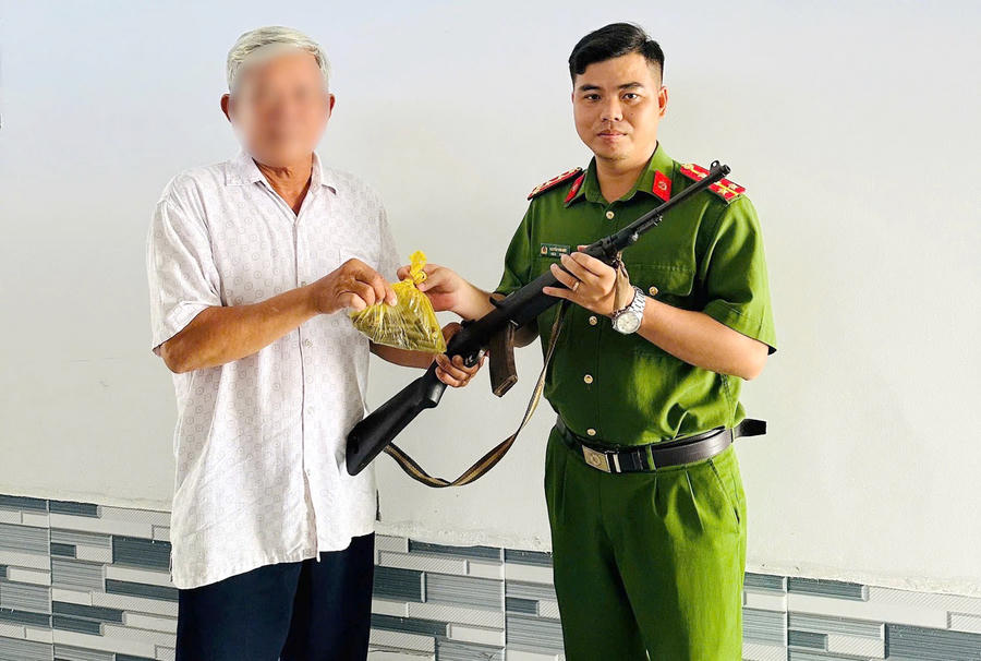 Công an xã Thanh Tùng tiếp nhận 01 khẩu súng Carbin và 44 viên đạn do người dân giao nộp.