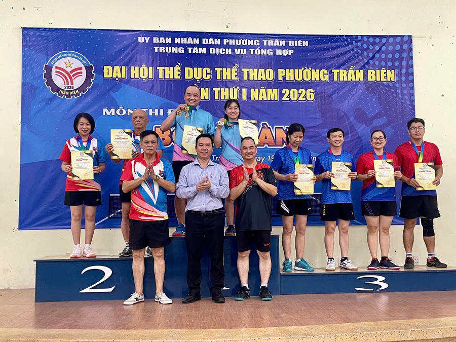 Ông Trần Khắc Thiết, Giám đốc Trung tâm Dịch vụ tổng hợp phường Trấn Biên trao giải cho các vận động viên được giải.