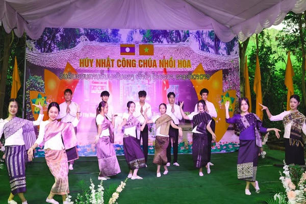 Tiết mục chúc mừng Tết Bunpimay do sinh viên Lào đang học tại Trường Đại học Hoa Lư biểu diễn.