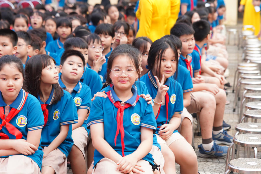 Các em học sinh rạng rỡ, phấn khởi trong sự kiện lớn của trường tổ chức.