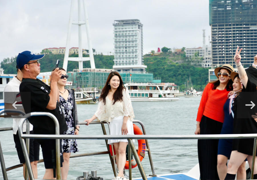Du khách trải nghiệm tuyến tàu du lịch kết nối Vịnh Hạ Long - Vịnh Lan Hạ trong ngày đầu vận hành.