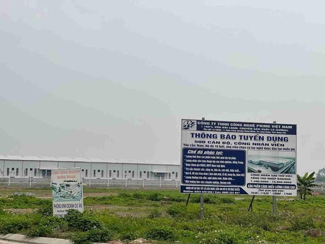 Tờ thông báo tuyển dụng được treo tại một cụm công nghiệp ở tỉnh Hưng Yên. Ảnh: Mai Hương