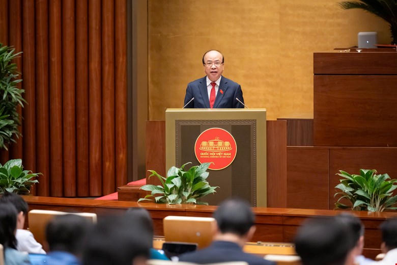 Chủ nhiệm Ủy ban Pháp luật và Tư pháp Phan Chí Hiếu trình bày báo cáo thẩm tra tại phiên họp. Ảnh: Quochoi.vn