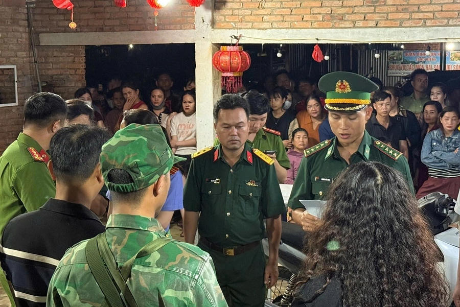 Lực lượng chức năng khám xét khẩn cấp quán ăn Mỹ Giang. Ảnh Bộ đội biên phòng Quảng Ngãi.