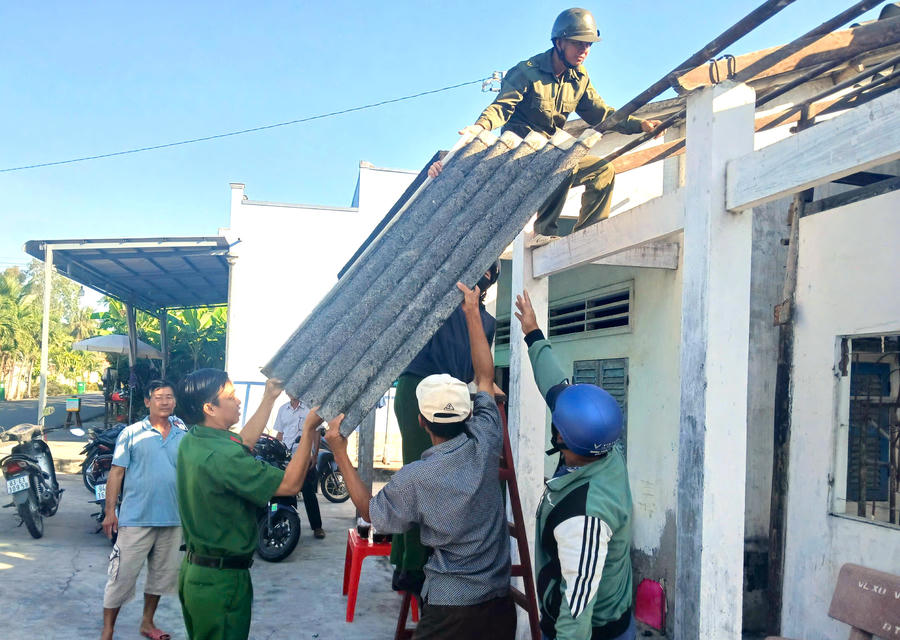 Cán bộ Công an xã Vĩnh Thanh cùng lực lượng an ninh trật tự cơ sở hỗ trợ tháo dỡ nhà cũ cho bà Sơn Thị Hiêl (ngụ ấp Mỹ Tường 1).
