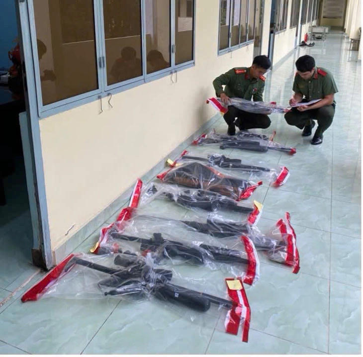 Các loại súng bị cơ quan công an thu giữ. Ảnh CA tỉnh Đồng Tháp