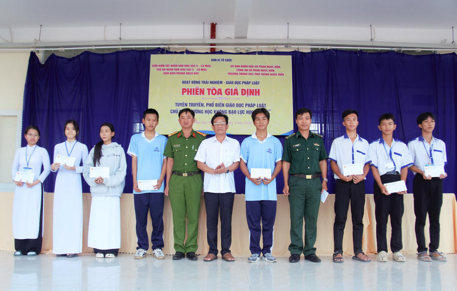 Ông Ngô Minh Toại – Phó Bí thư Đảng ủy, Chủ tịch UBND xã Phan Ngọc Hiển, cùng Công an xã và Đồn Biên phòng Rạch Gốc trao quà cho học sinh có hoàn cảnh khó khăn.