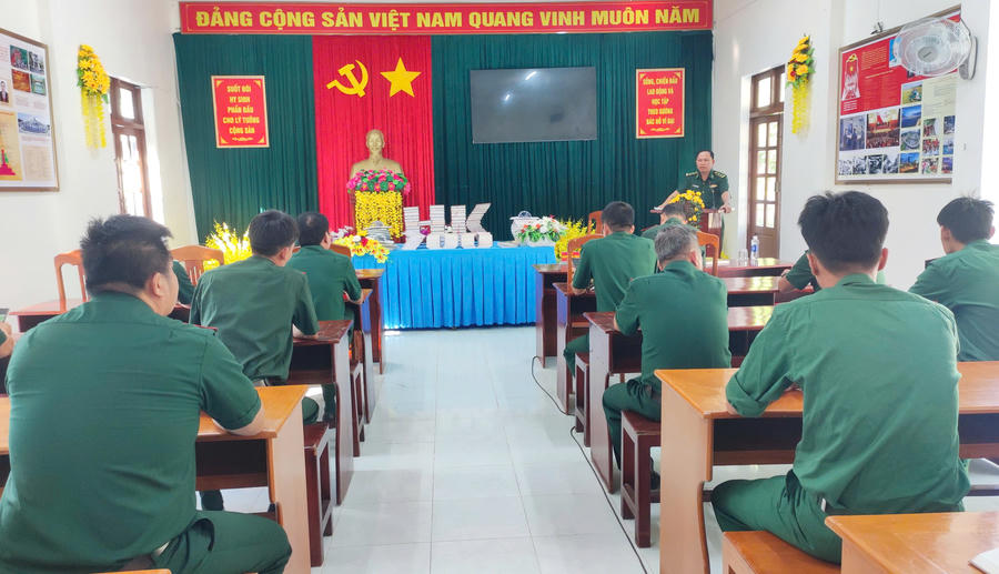 Trung tá Nguyễn Văn Lượm - Đồn trưởng Đồn Biên phòng Hòn Khoai, triển khai nhiều hoạt động hưởng ứng Ngày Sách và Văn hóa đọc Việt Nam, góp phần lan tỏa văn hóa đọc, bồi dưỡng tri thức và xây dựng môi trường văn hóa lành mạnh tại đảo tiền tiêu cực Nam Tổ quốc.