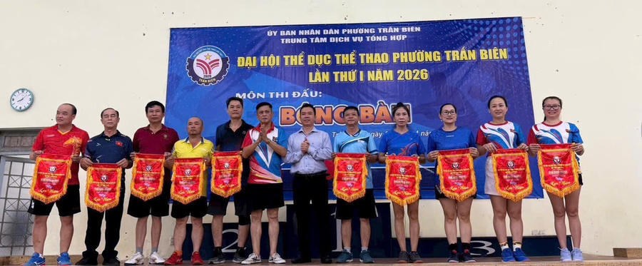 Ông Trần Khắc Thiết, Giám đốc Trung tâm Dịch vụ tổng hợp phường Trấn Biên tặng cờ thi đua cho các đơn vị tham gia.