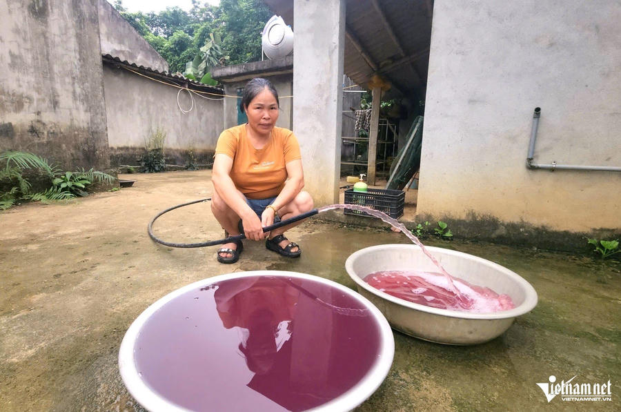Nước giếng bơm lên có máu tím và mùi hôi khó chịu. Ảnh: Lê Dương