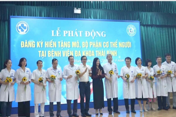 Lãnh đạo Trung tâm Điều phối ghép tạng Quốc gia, lãnh đạo Sở Y tế trao thẻ đăng ký hiến mô, tạng cho cán bộ, nhân viên Bệnh viện Đa khoa Thái Bình.