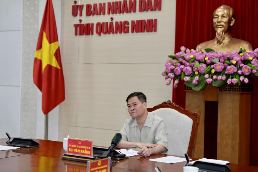 Ông Bùi Văn Khắng, Chủ tịch UBND tỉnh, Tổ trưởng Tổ công tác triển khai GPMB dự án chủ trì cuộc họp.