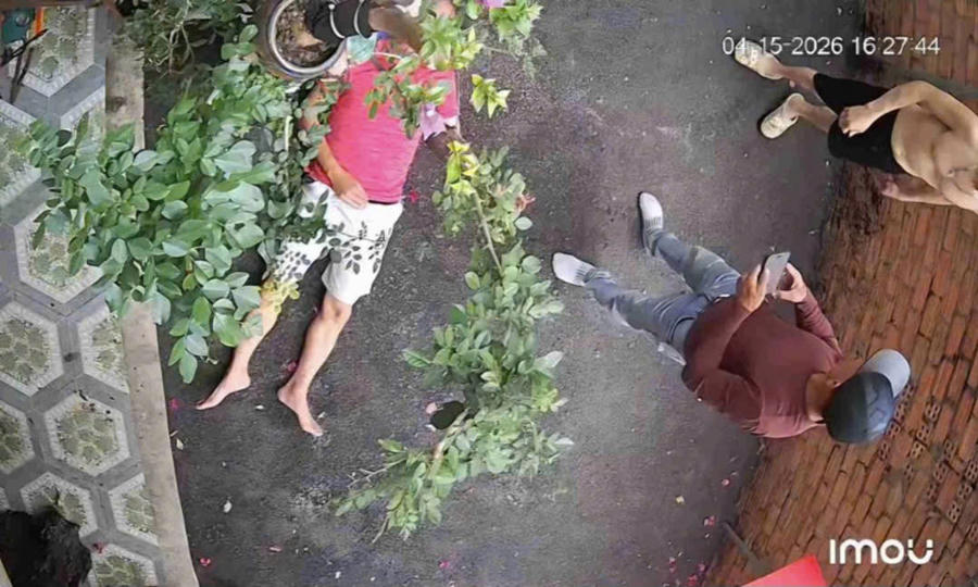 Hiện trường vụ việc ông L bị tấn công dẫn đến bất tỉnh ngay trước cửa nhà. Ảnh: Gia đình cung cấp