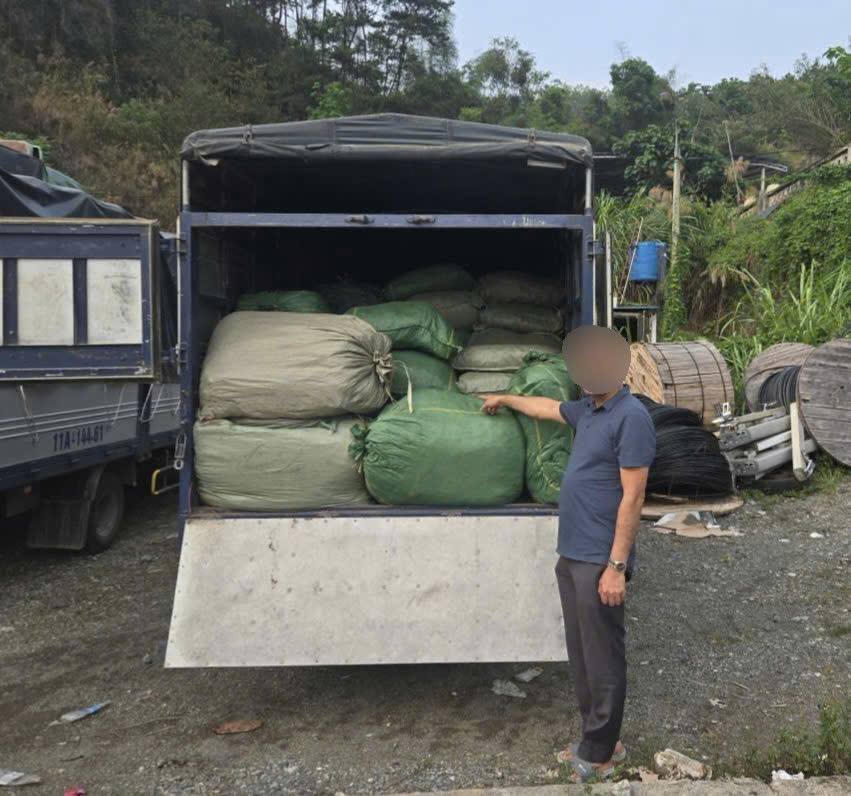 Đối tượng N.H.H và tang vật. (Ảnh: Công an tỉnh Cao Bằng).