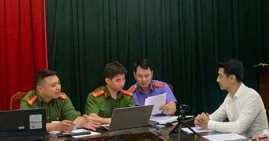 Đối tượng Nguyễn Doãn Minh (áo trắng) tại Cơ quan điều tra.