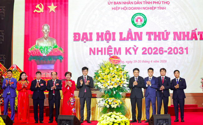 Chủ tịch Liên đoàn Thương mại và Công nghiệp Việt Nam Hồ Sỹ Hùng tặng hoa chúc mừng Đại hội.