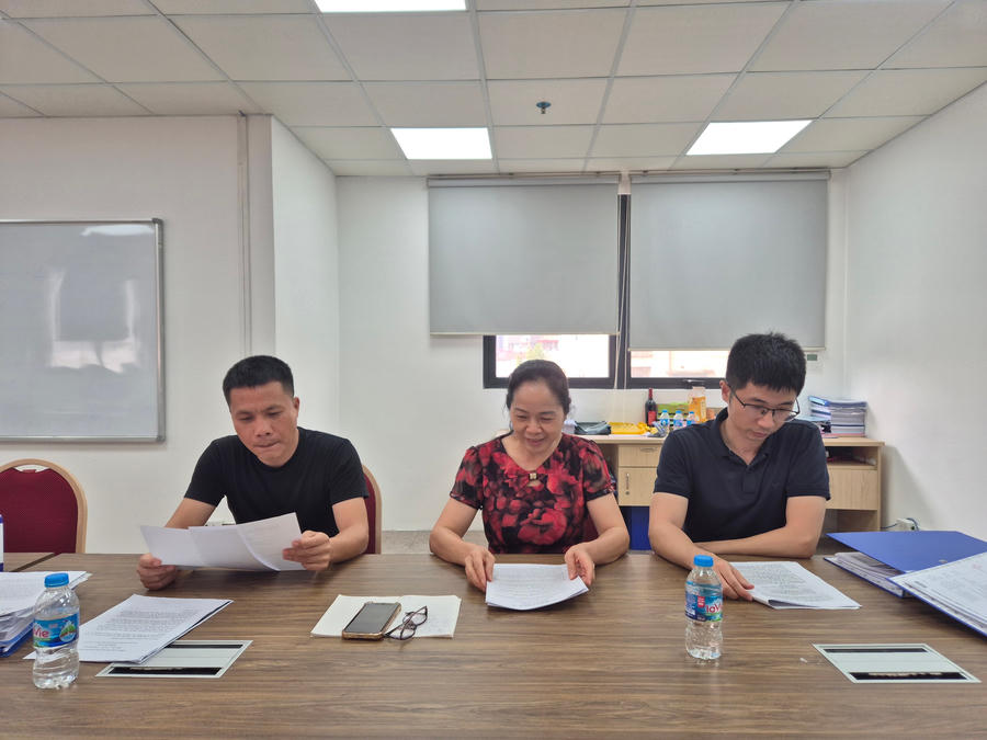 Đại diện cư dân Iris Garden trao đổi làm việc với phóng viên về những bất cập tình trạng xuống cấp nhiều hạng mục không được bảo dưỡng sửa chữa vì không có quỹ bảo trì.