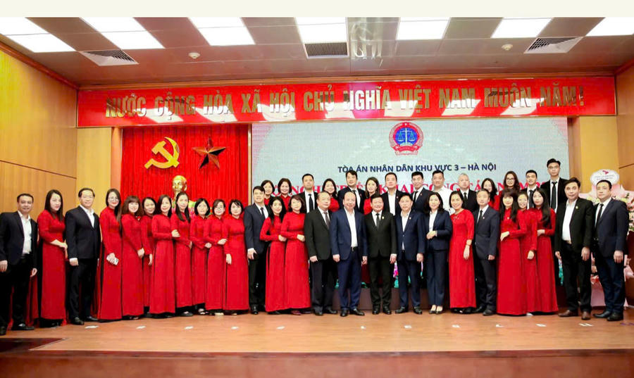 Phó Chánh án TAND TP Hà Nội - Đào Sỹ Hùng chụp ảnh lưu niệm cùng với lãnh đạo, cán bộ nhân viện&nbsp;TAND khu vực 3 - Hà Nội.