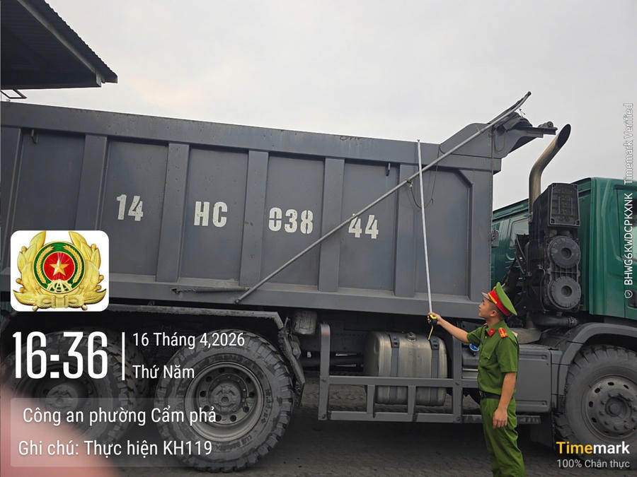Lực lượng chức năng phường Cẩm Phả kiểm tra thực tế phương tiện tải trọng lớn.