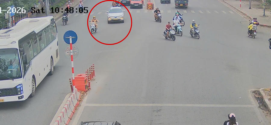 Camera giám sát ghi lại khoảnh khắc CSGT mở đường giúp xe chở sản phụ đến bệnh viện ngày 18/4.