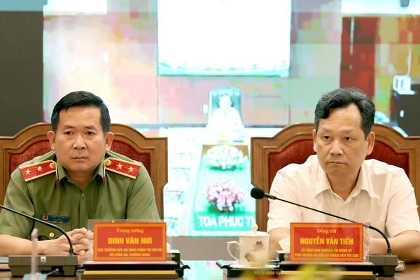 Ông Nguyễn Văn Tiến, Phó Chánh án TANDTC và Trung tướng Đinh Văn Nơi đồng chủ trì buổi làm việc.