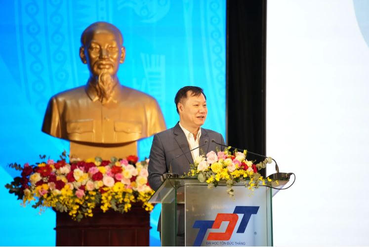 Vụ trưởng Vụ Giáo dục Đại học (Bộ GDĐT) Nguyễn Tiến Thảo báo cáo tại hội nghị. (Ảnh: MOET)