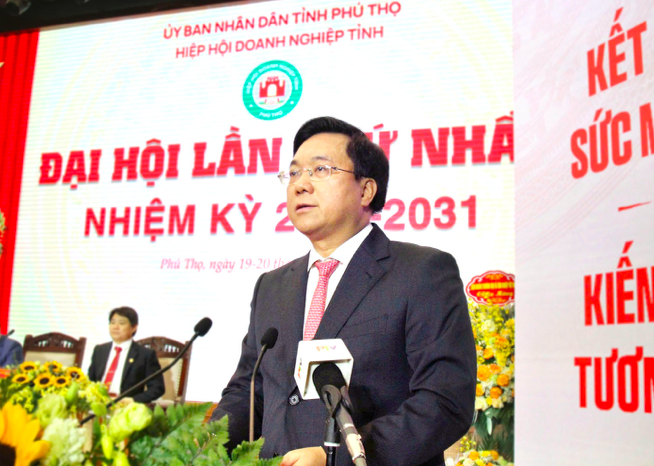 Chủ tịch UBND tỉnh Trần Duy Đông phát biểu tại Đại hội.