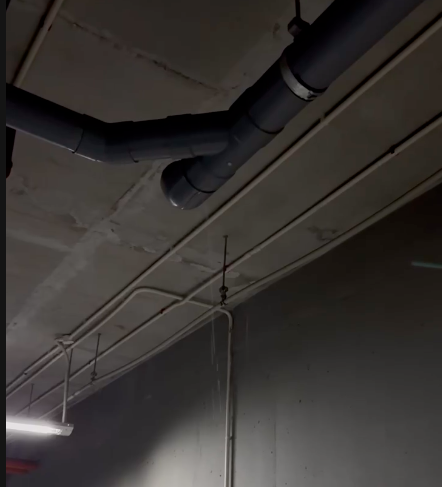 Hầm gửi xe cứ mưa là ngập buộc cư dân phải lấy máy hút bụi để hút nước.