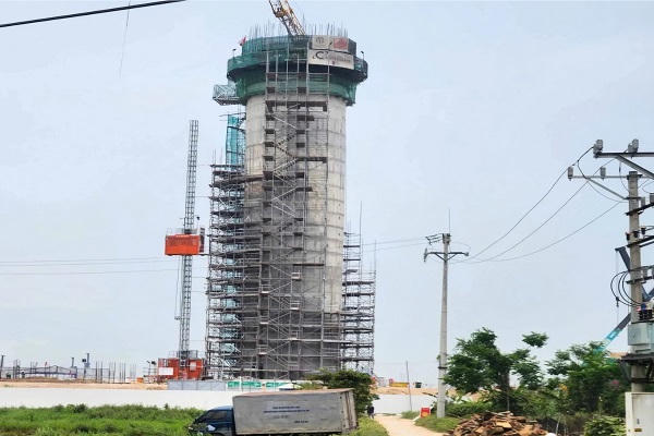 Trên công trường, hàng nghìn công nhân cùng nhiều máy móc, thiết bị hiện đại đang được huy động để thi công các hạng mục chính của dự án (ảnh tháp không lưu ATC).