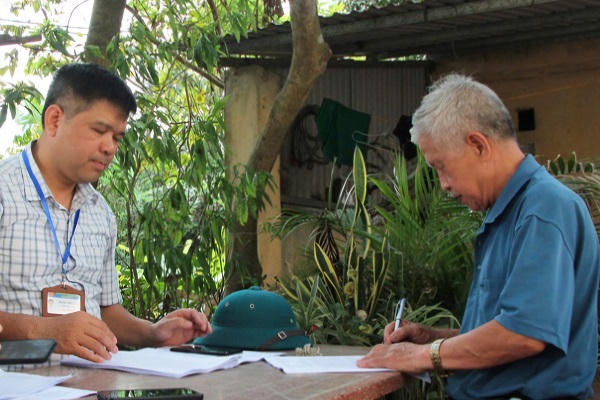 Cán bộ tổ tuyên truyền xã Gia Bình nắm bắt tâm tư, nguyện vọng người dân sau tái định cư.