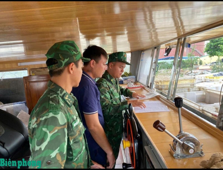 Lực lượng Hải đoàn Biên phòng 38 kiểm tra phương tiện vận chuyển trái phép khoảng 10.000 lít dầu Diesel trên vùng biển giáp ranh Hải Phòng - Quảng Ninh.