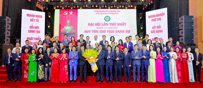 Đại hội suy tôn Chủ tịch UBND tỉnh Trần Duy Đông là Chủ tịch danh dự Hiệp hội Doanh nghiệp tỉnh khóa I.