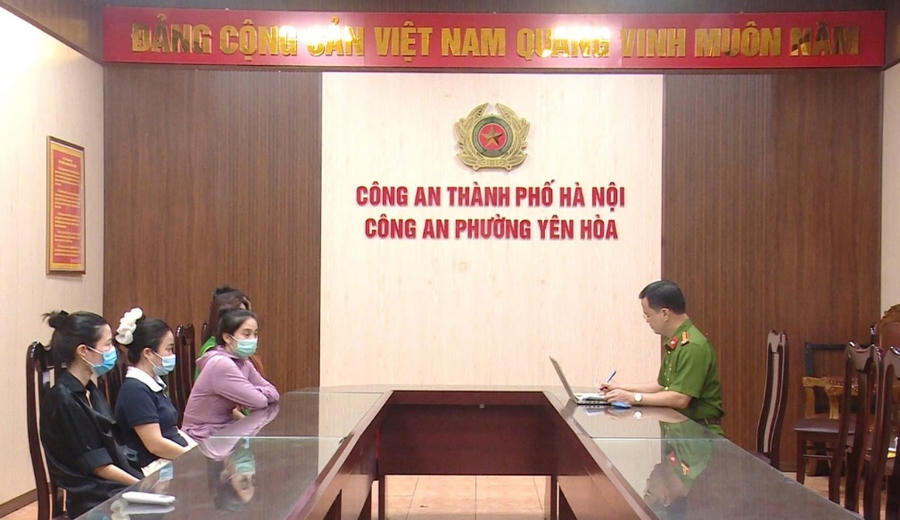 Công an phường Yên Hòa làm việc với các trường hợp liên quan đến hoạt động thẩm mỹ trái phép tại cơ sở Chang’E Beauty & Academy.