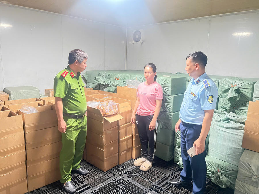 Đội Quản lý thị trường số 4 phối hợp với lực lượng chức năng khám kho lạnh chứa 2.920 kg lòng lợn sấy khô không rõ nguồn gốc, xuất xứ. Ảnh: QLTT Quảng Ninh