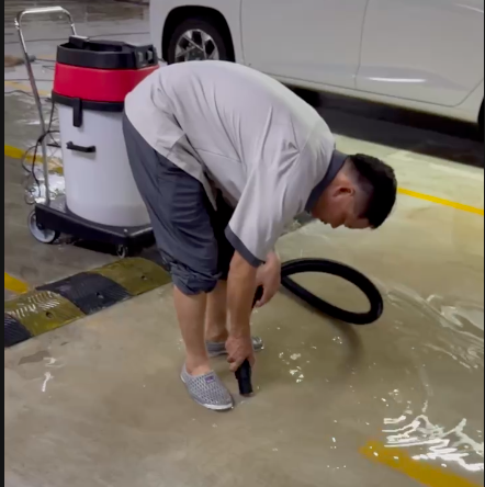 Hầm gửi xe cứ mưa là ngập buộc cư dân phải lấy máy hút bụi để hút nước.