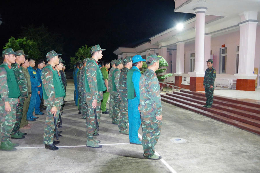 Trung tá Trần Đình Xô, phó Trung đoàn trưởng Trung đoàn 719, Binh đoàn 16 triển khai thực hiện nhiệm vụ công tác tuần tra kiểm soát bảo đảm ANCT &TTATXH