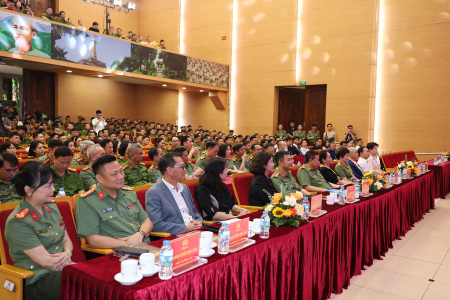 Đông đảo đại biểu tham dự lễ khai mạc.