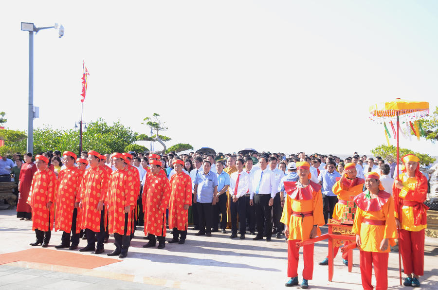 Lãnh đạo tỉnh Cà Mau và đại biểu tham dự Lễ Tri ân Đức Quốc Tổ Lạc Long Quân.