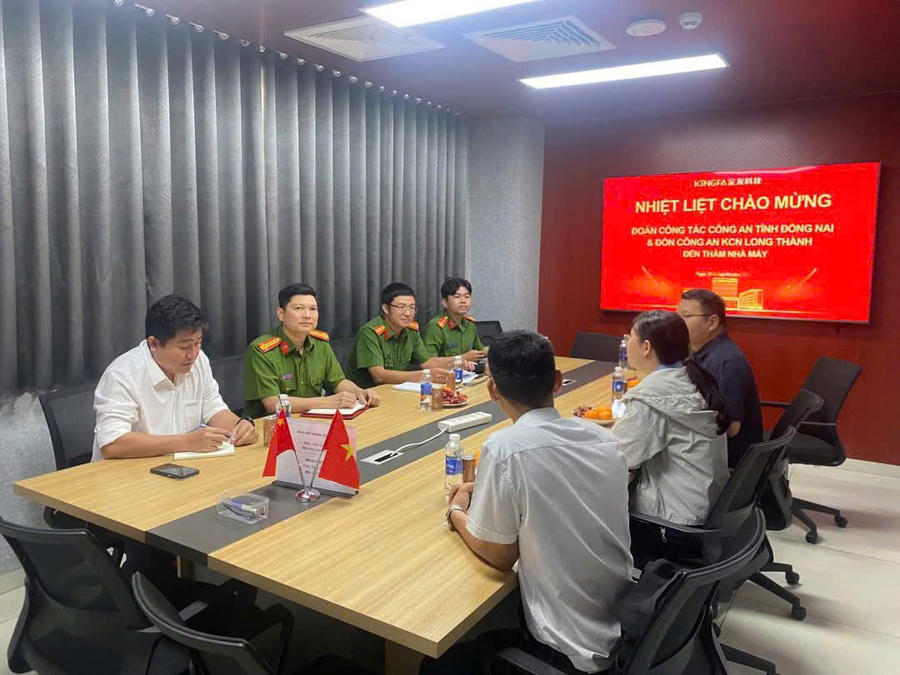 Đoàn công tác đến làm việc tại một nhà máy thuộc KCN Long Thành. 