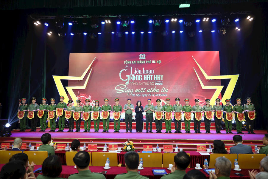 Ban Tổ chức và đại diện Bộ Công an, lãnh đạo thành phố tặng cờ lưu niệm cho 21 đội tham gia liên hoan.