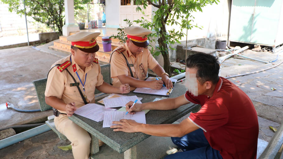 Đội CSGT Đường bộ số 1 tỉnh Đồng Nai xử phạt người điều khiển phương tiện vi phạm quy định về TTATGT.
